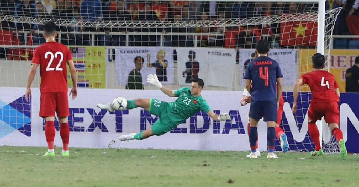 Ảnh đẹp: Thủ môn Đặng Văn Lâm bay người cản quả penalty của Thái Lan