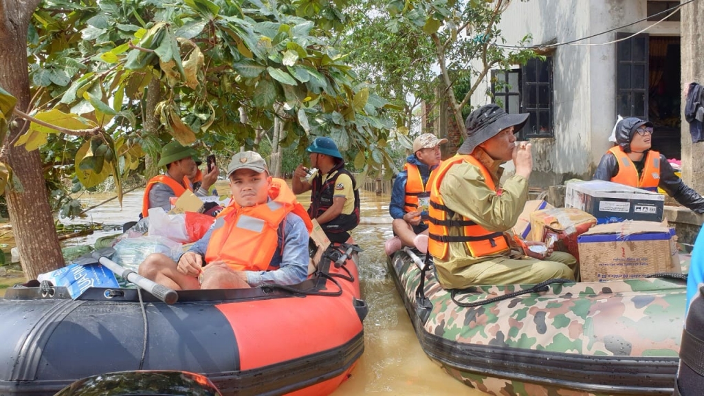 Sau khi đưa được người dân ra khỏi vùng nguy hiểm, đội cứu trợ thuyền hơi lại chở lương thực vào cho bà con bị ngập nước ở những nơi nguy hiểm, đội cứu trợ chở hàng từ thiện vào cho người dân