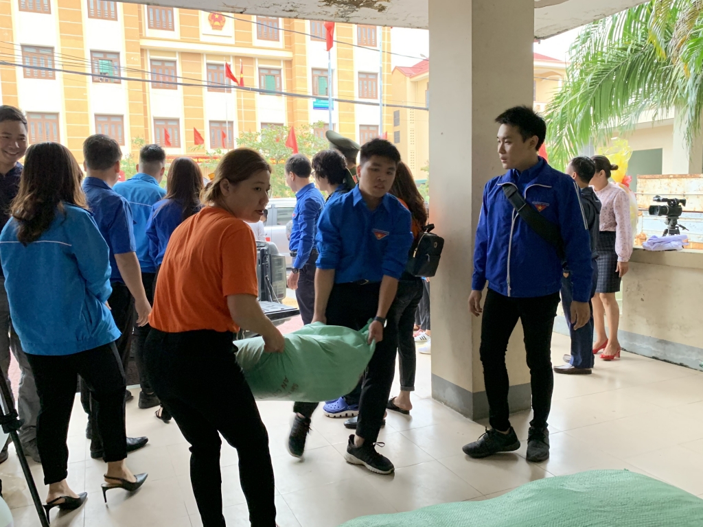 Đoàn công tác Thành đoàn Hà Nội hỗ trợ Nhân dân Quảng Trị bị thiệt hại do mưa lũ