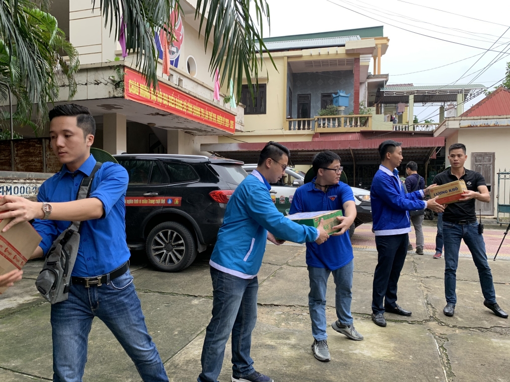 Đoàn công tác Thành đoàn Hà Nội hỗ trợ Nhân dân Quảng Trị bị thiệt hại do mưa lũ