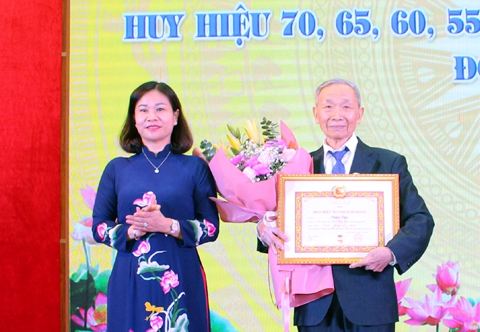 Phó Bí thư Thường trực Thành ủy Nguyễn Thị Tuyến trao Huy hiệu 70 năm tuổi Đảng cho đồng chí Phạm Dậu