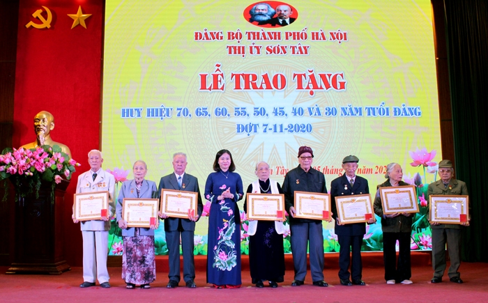 Phó Bí thư Thường trực Thành ủy Nguyễn Thị Tuyến trao Huy hiệu Đảng cho các Đảng viên lão thành Thị xã Sơn Tây