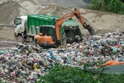 Hà Nội: Xe rác để chảy nước ra đường chỉ bị phạt 3 triệu đồng