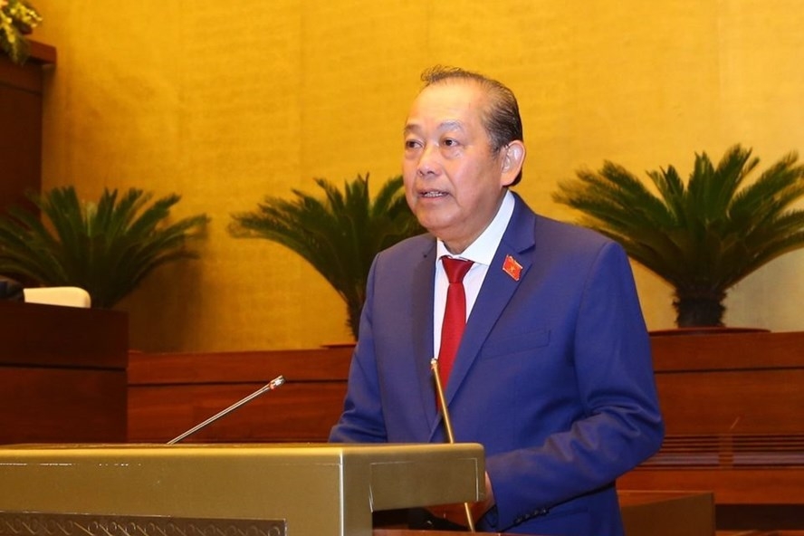 Phó Thủ tướng Trương Hoà Bình báo cáo tóm tắt việc thực hiện nghị quyết chất vấn của Chính phủ trong toàn khoá XIV, một số vấn đề tồn tại từ khoá XIII.