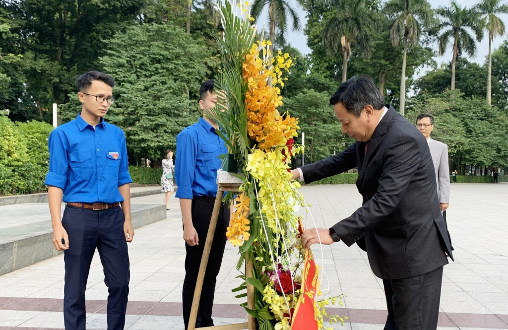Phó Bí thư Thành ủy Hà Nội Nguyễn Văn Phong dâng hoa tưởng niệm V.I.Lenin