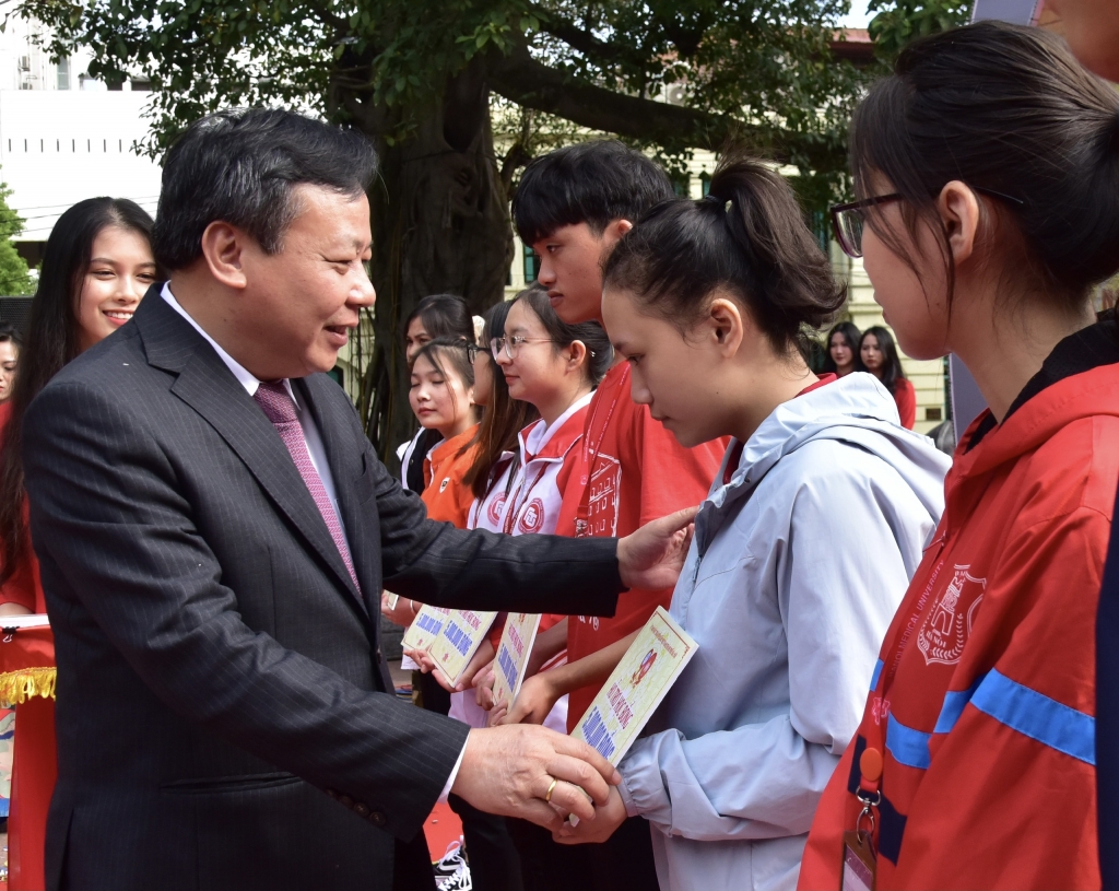 Trưởng ban Tuyên giáo Thành ủy Nguyễn Văn Phong trao quà cho học sinh có hoàn cảnh khó khăn