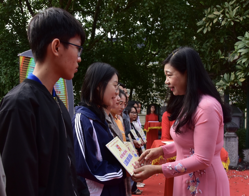 Chủ tịch Ủy ban MTTQ Việt Nam TP Hà Nội Nguyễn Lan Hương trao quà cho học sinh nghèo vượt khó