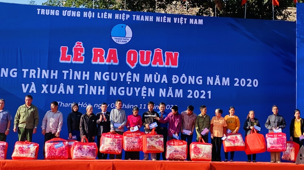 Anh Nguyễn Anh Tuấn cùng đại diện lãnh đạo tỉnh Thanh Hoá trao quà tới nhân dân huyện Thường Xuân