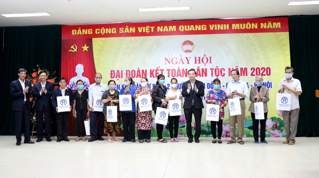 Lãnh đạo TP Hà Nội và quận Đống Đa tặng quà cho 15 hộ có hoàn cảnh khó khăn trên địa bàn