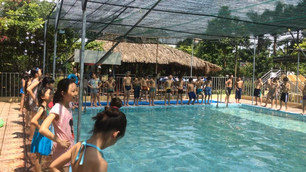 Trẻ em học kĩ năng bơi lội tại Trung tâm Giáo dục kĩ năng sống toàn cầu