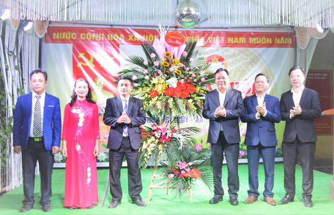 Phó Bí thư Thành ủy Hà Nội Nguyễn Văn Phong cùng các đại biểu tặng hoa chúc mừng Ngày hội Đại đoàn kết toàn dân tộc thôn Tri Thủy