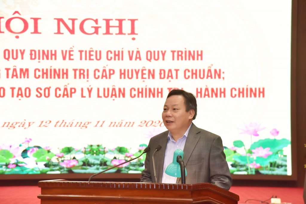 Phó Bí Thành ủy Nguyễn Văn Phong phát biểu tại hội nghị