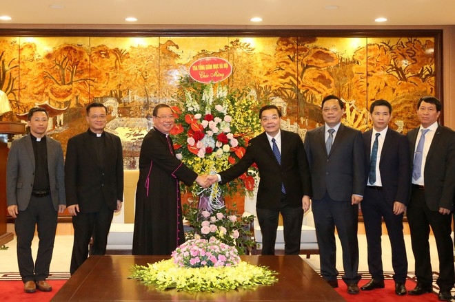 Tổng Giám mục Giáo phận Hà Nội Giuse Vũ Văn Thiên chúc mừng Chủ tịch UBND TP Hà Nội Chu Ngọc Anh
