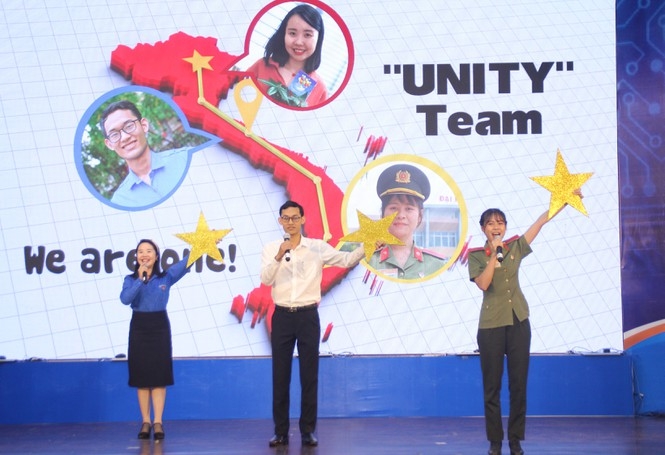 Các thành viên đội Unity trong phần thi giới thiệu