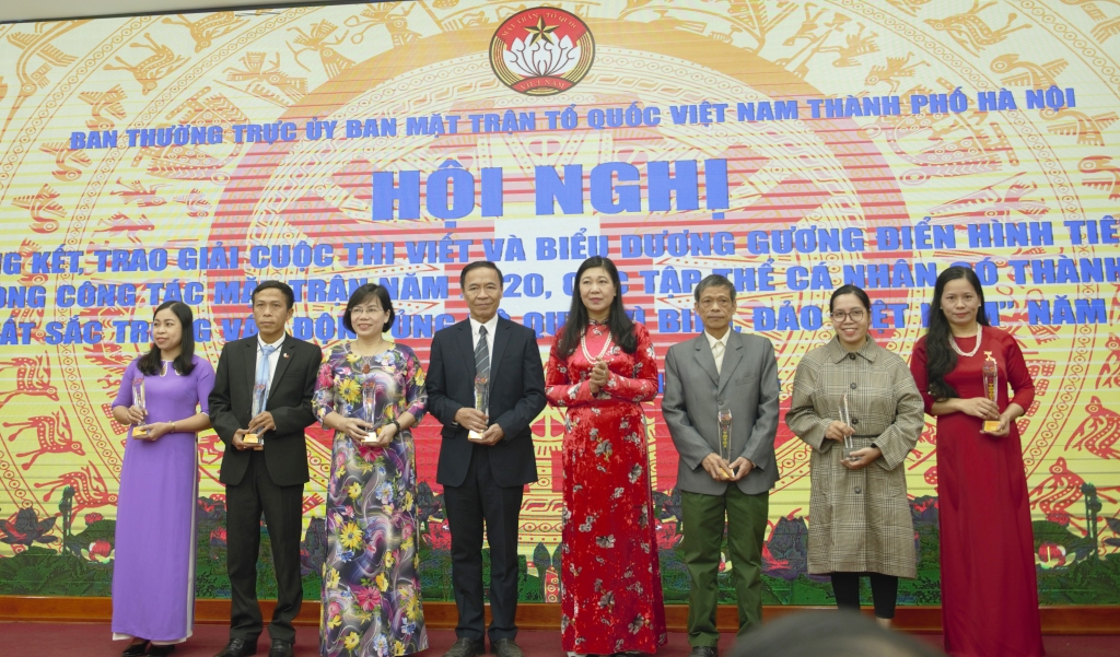 Chủ tịch Ủy ban MTTQ Việt Nam TP Nguyễn Lan Hương trao giải đặc biệt cho các tác giả có tác phẩm đạt giải