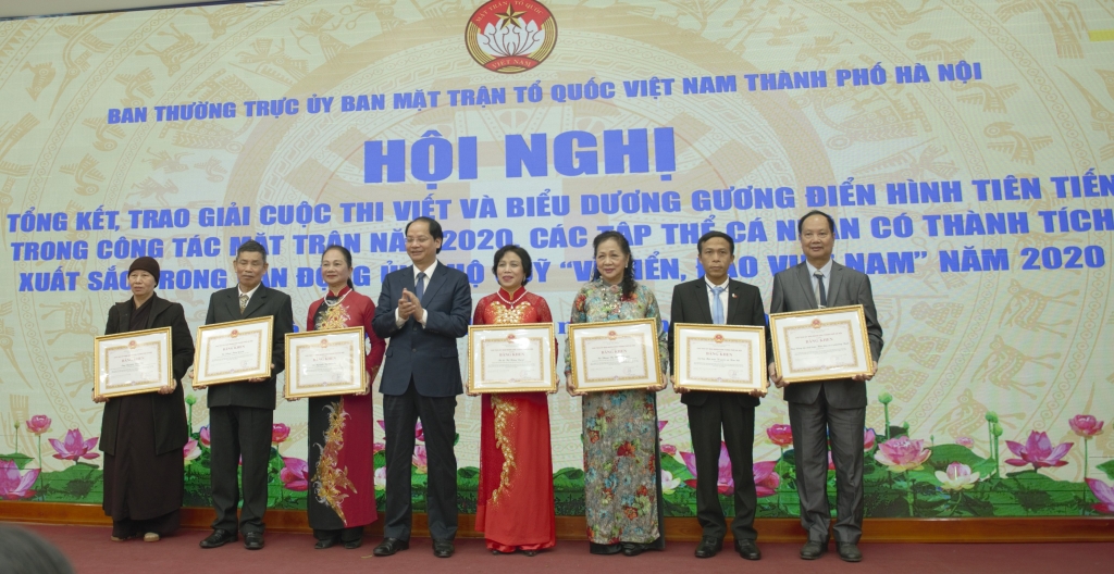 Đồng chí Nguyễn Doản Toản trao bằng khen cho các gương điển hình tiên tiến trong công tác Mặt trận