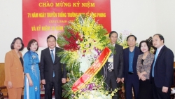 pho bi thu thanh uy nguyen van phong chuc mung truong dao tao can bo le hong phong