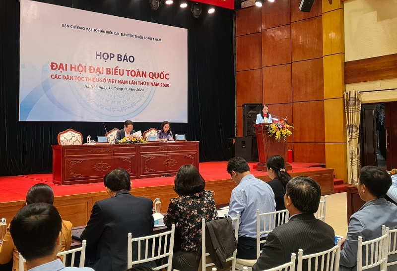 Bà Hoàng Thị Hạnh,Thứ trưởng, Phó Chủ nhiệm Ủy ban Dân tộc phát biểu tại buổi họp báo