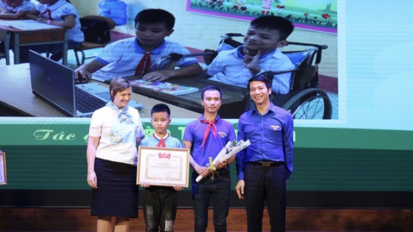 "Đôi bạn cùng tiến" giành giải Nhất cuộc thi ảnh “Việc tốt vì trẻ em”