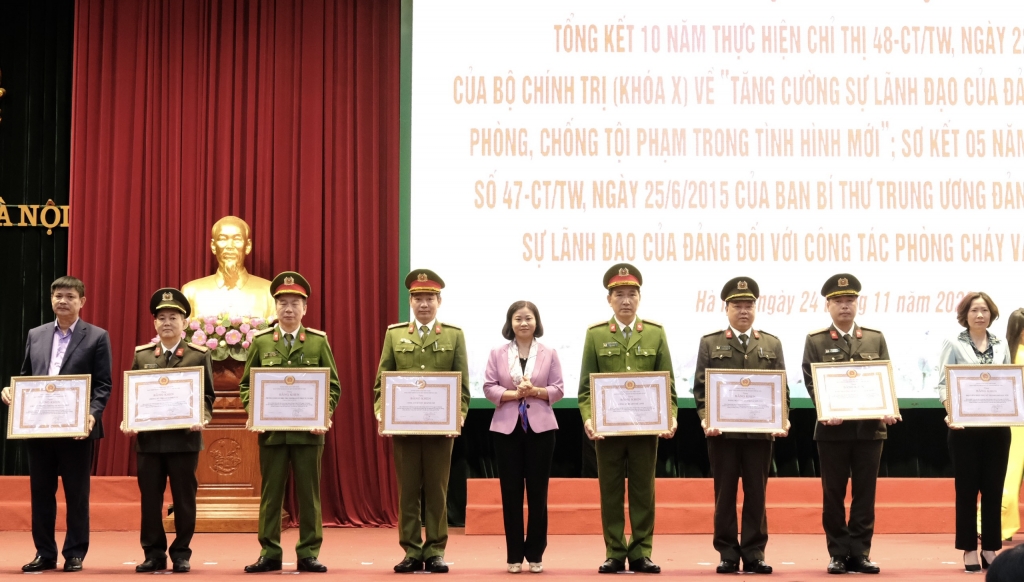 Phó Bí thư Thường trực Thành ủy Nguyễn Thị Tuyến trao bằng khen cho các tập thể, cá nhân có thành tích xuất sắc