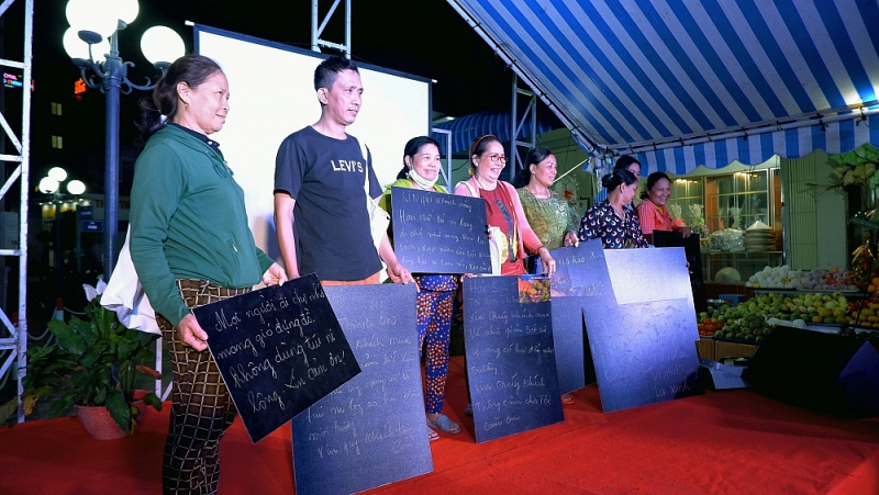 Bảng sẽ được đặt tại quầy bán hàng của tiểu thương tại chợ Côn Đảo. 