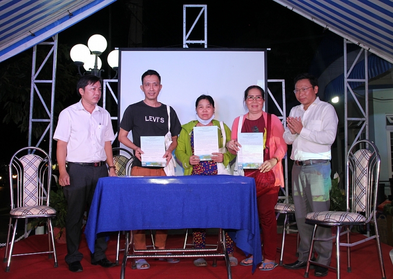 Tiểu thương Côn Đảo ký cam kết hạn chế dùng túi ni lông.