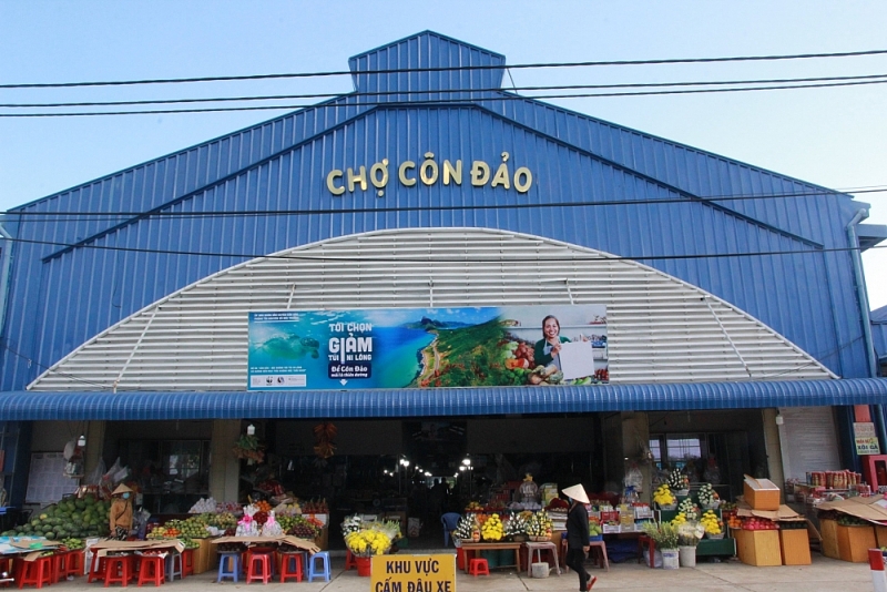 Áp phích tuyên truyền giảm thiểu túi ni lông được dựng tại chợ Côn Đảo.