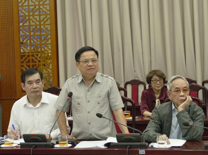nguyên Phó Chủ tịch HĐND TP Nguyễn Văn Hoạt góp ý vào dự thảo Nghị quyết