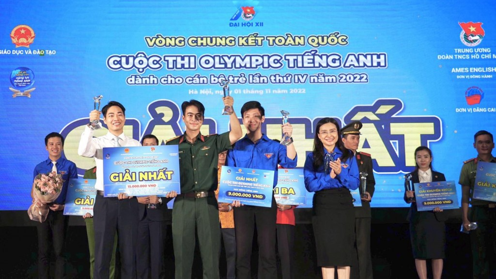 Bí thư Trung ương Đoàn Nguyễn Phạm Duy Trang trao phần thưởng đến đội giành giải Nhất