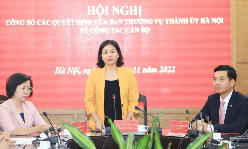 Phó Bí thư Thường trực Thành ủy Hà Nội Nguyễn Thị Tuyến phát biểu giao nhiệm vụ tại quận Thanh Xuân.