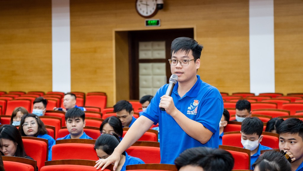 Bạn Việt Hoàng, đại diện thanh niên phường Hàng Bột đặt câu hỏi tới lãnh đạo quận Đống Đa