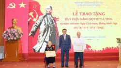 ha noi quan uy nam tu liem trao 111 huy hieu dang tang cac dang vien