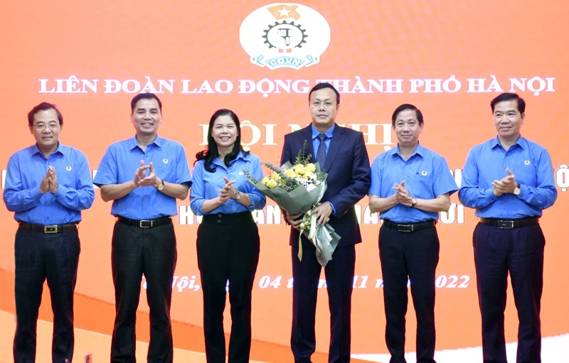 Tập thể thường trực Liên đoàn Lao động thành phố Hà Nội tặng hoa chúc mừng tân Chủ tịch Liên đoàn Lao động thành phố Hà Nội Phạm Quang Thanh