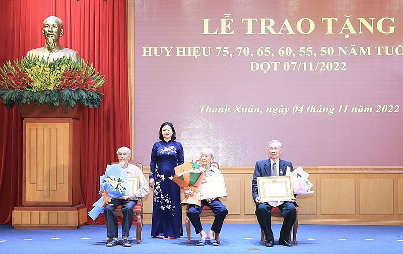 Phó Bí thư Thường trực Thành ủy Hà Nội Nguyễn Thị Tuyến trao Huy hiệu 75 năm tuổi Đảng tặng các đảng viên lão thành quận Thanh Xuân.