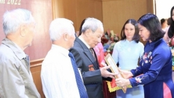 Phó Bí thư Thường trực Thành ủy Hà Nội trao tặng Huy hiệu Đảng tại quận Thanh Xuân