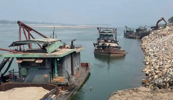 Hà Nội: Bắt 5 tàu cát tặc hoạt động trong đêm trên sông Đà