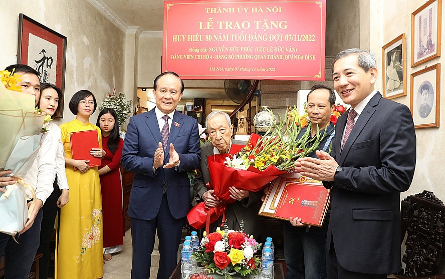 Hà Nội: Trao Huy hiệu Đảng tặng các đảng viên lão thành quận Ba Đình