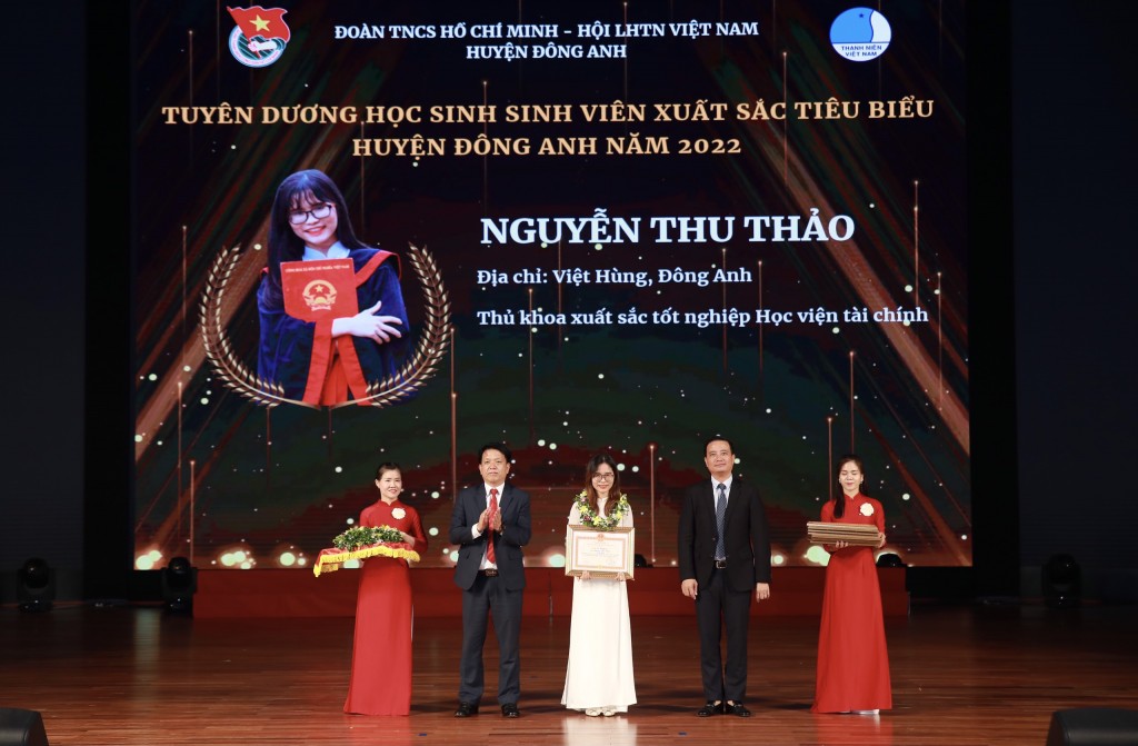 Sinh viên Nguyễn Thu Thảo - Thủ khoa xuất sắc tốt nghiệp Học viện Tài chính được tuyên dương tại buổi lễ