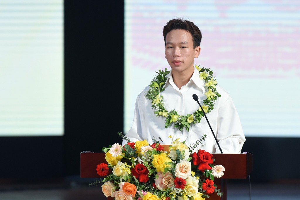 Em Nguyễn Quốc Anh – Tân sinh viên Đại học Bách khoa Hà Nội đạt được 29,2 điểm trong kỳ thi THPT Quốc gia năm 2022 phát biểu tại chương trình