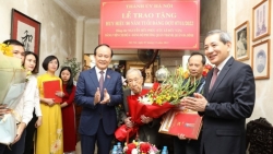 ha noi trao huy hieu dang tang cac dang vien lao thanh quan ba dinh