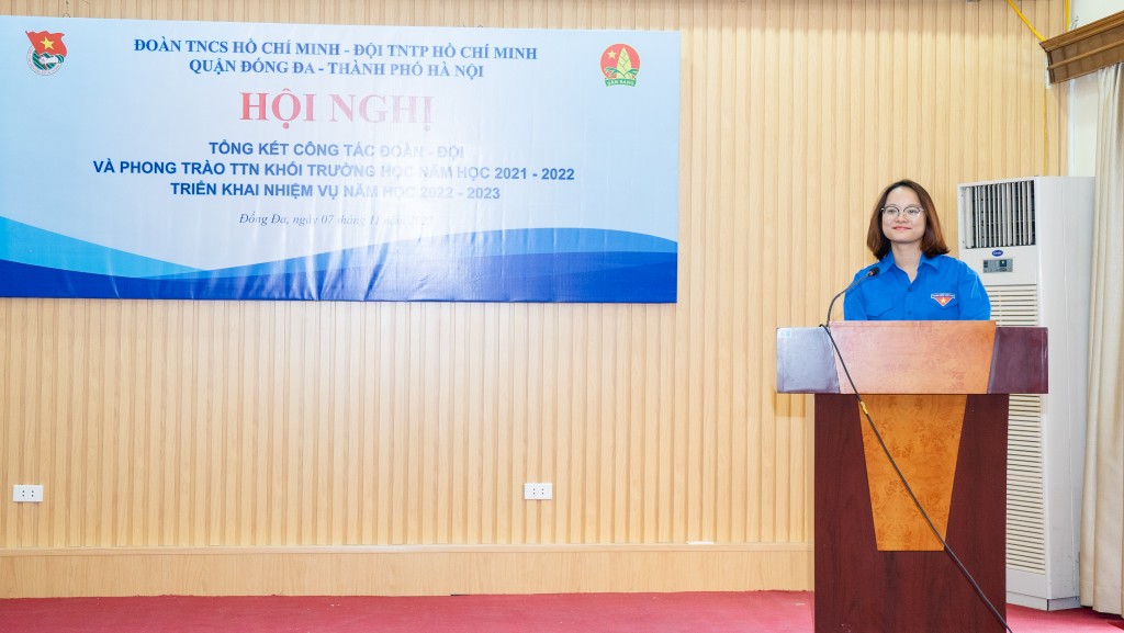 Cô giáo Phạm Thị Phương Nhung (Giáo viên trường THCS Kim Liên) trình bày tham luận tại hội nghị