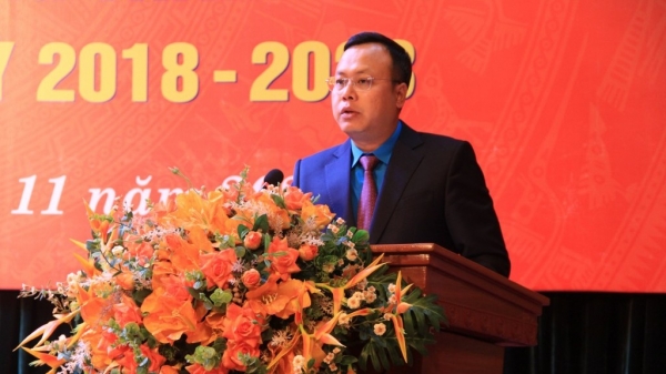 Đồng chí Phạm Quang Thanh nhận quyết định là Chủ tịch Liên đoàn Lao động TP Hà Nội khóa XVI