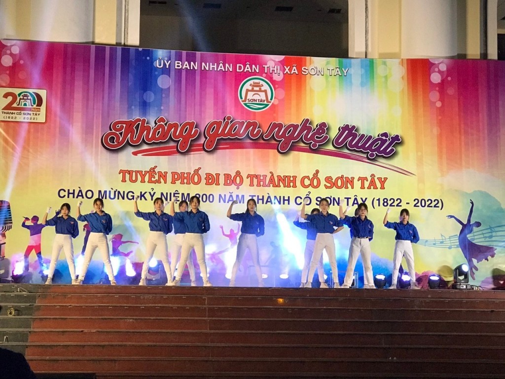 Đêm văn nghệ chào mừng kỷ niệm 200 năm thành cổ vào ngày 5/11