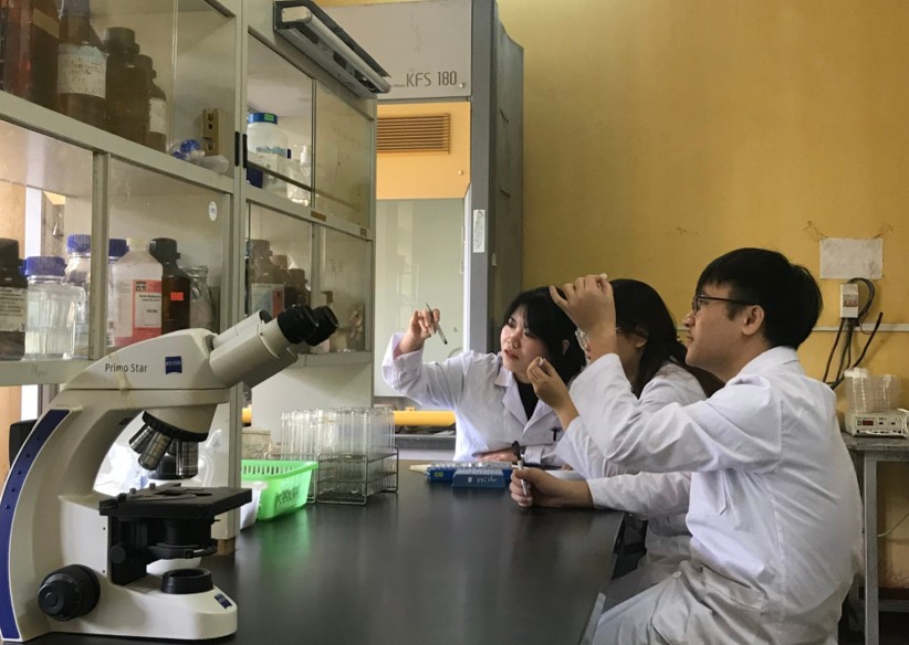 Cao Thị Thu Thuý thảo luận về thí nghiệm cùng các thành viên nhóm nghiên cứu