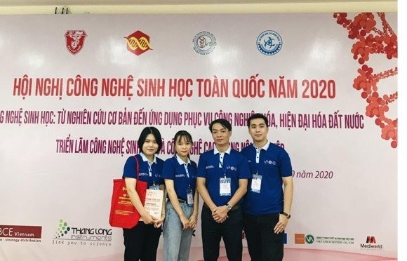 Cao Thị Thu Thuý (đứng thứ nhất từ trái sang) cùng thầy giáo hướng dẫn và nhóm nghiên cứu vi sinh tham dự hội nghị Công nghệ sinh học toàn quốc năm 2020