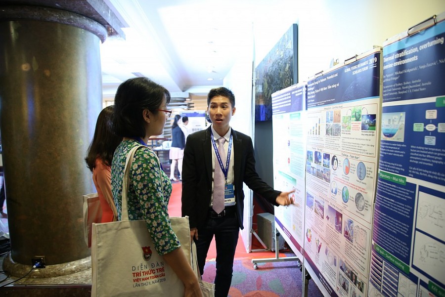 đại biểu trí thức trẻ trao đổi, thảo luận tại Diễn đàn Trí thức trẻ Việt Nam toàn cầu lần thứ II, năm 2019