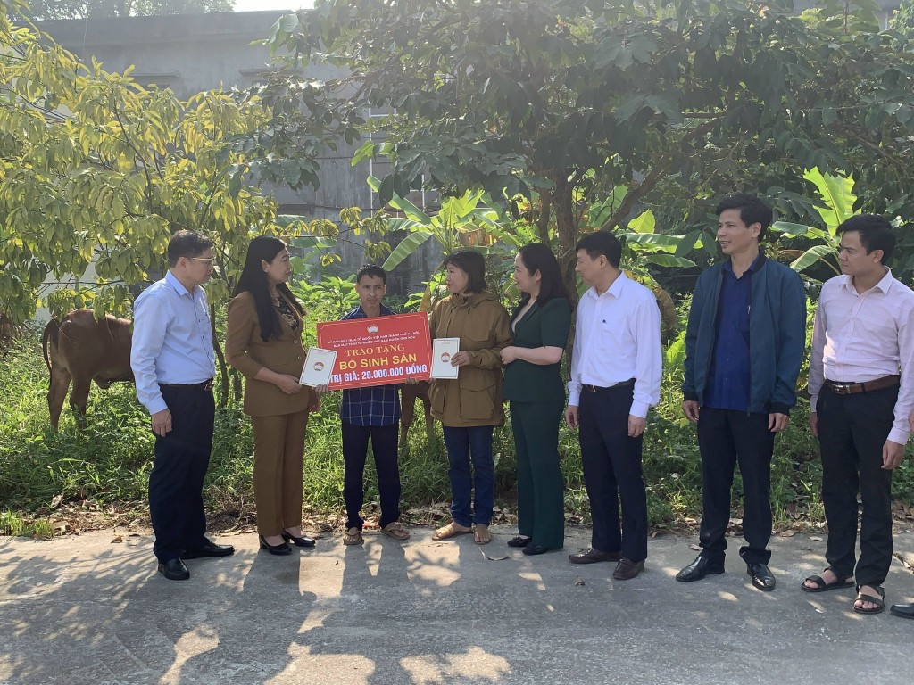 Huyện Ứng Hòa trao tặng bò sinh sản cho các hộ nghèo