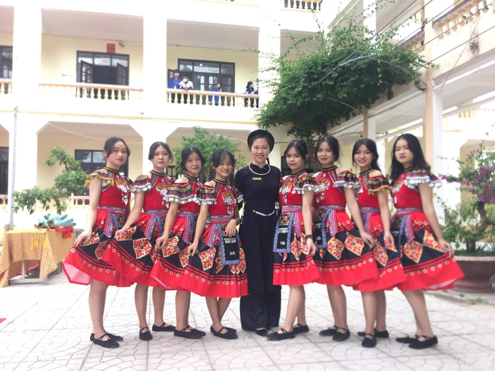 Cô giáo Đoàn Thị Hải Yến – Trường THPT Mỏ Trạng vui với học sinh nhà trường.