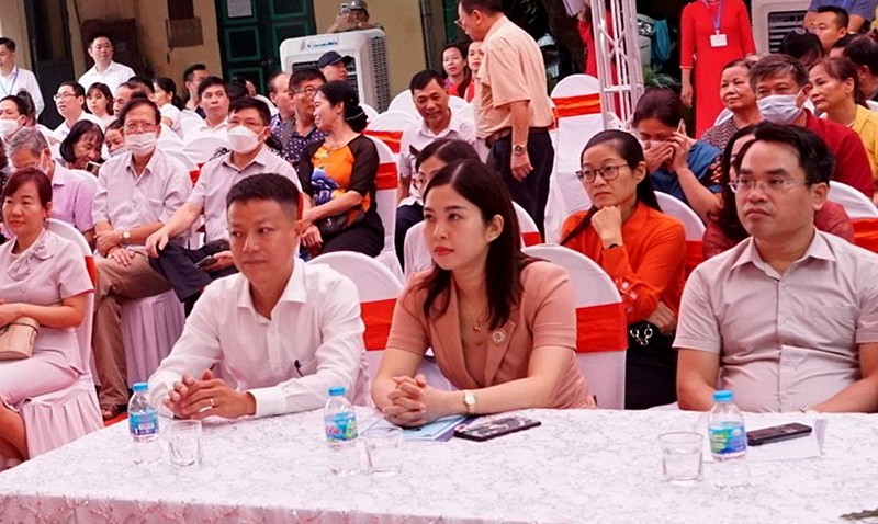 Bà Nguyễn Thị Hoài Thu, Trưởng phòng Nội vụ quận Nam Từ Liêm (ngồi giữa, hàng đầu) cùng các đại biểu dự lễ ra mắt mô hình “Đánh giá mức độ hài lòng của người dân” tại phường Trung Văn