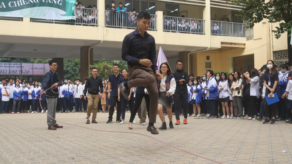 Gắn kết tình thầy trò trường Chuyên Sư phạm với “Lễ hội bầu trời”